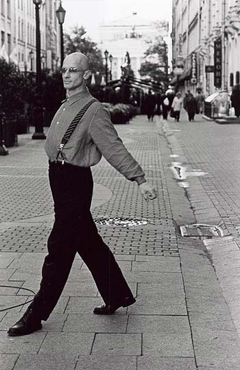 VERTICAL. Anton Adassinski auf 5. Kanal (St.Petersburg). Foto -  Anna Bogodist