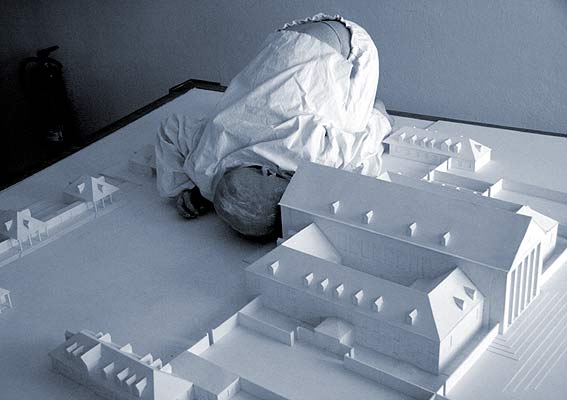 Alisa und das Hellerau-Modell, Februar 2006.  Foto: Elena Iarovaia